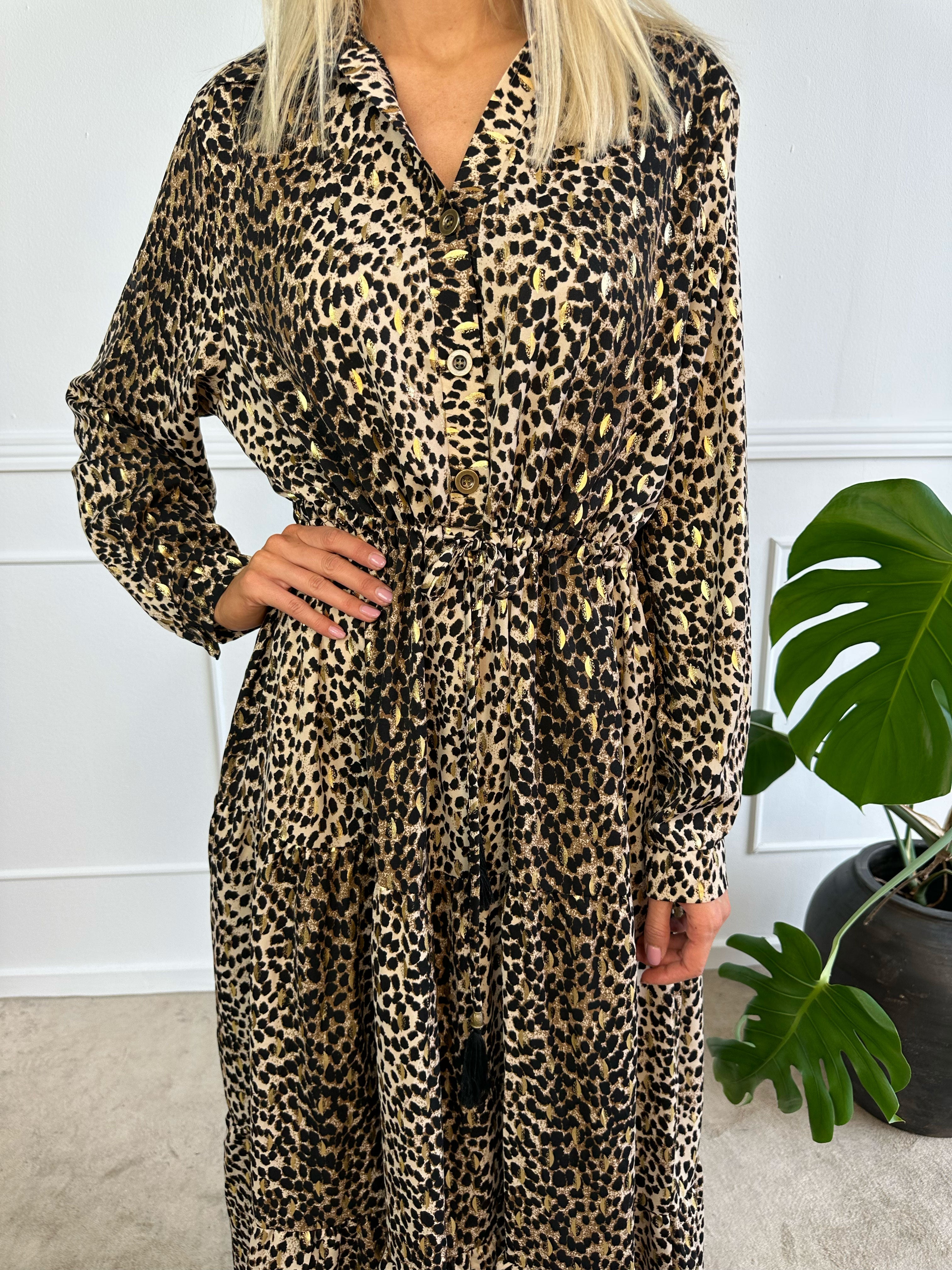 Jamilah - Lång klänning i lager på lager look med gulddetaljer